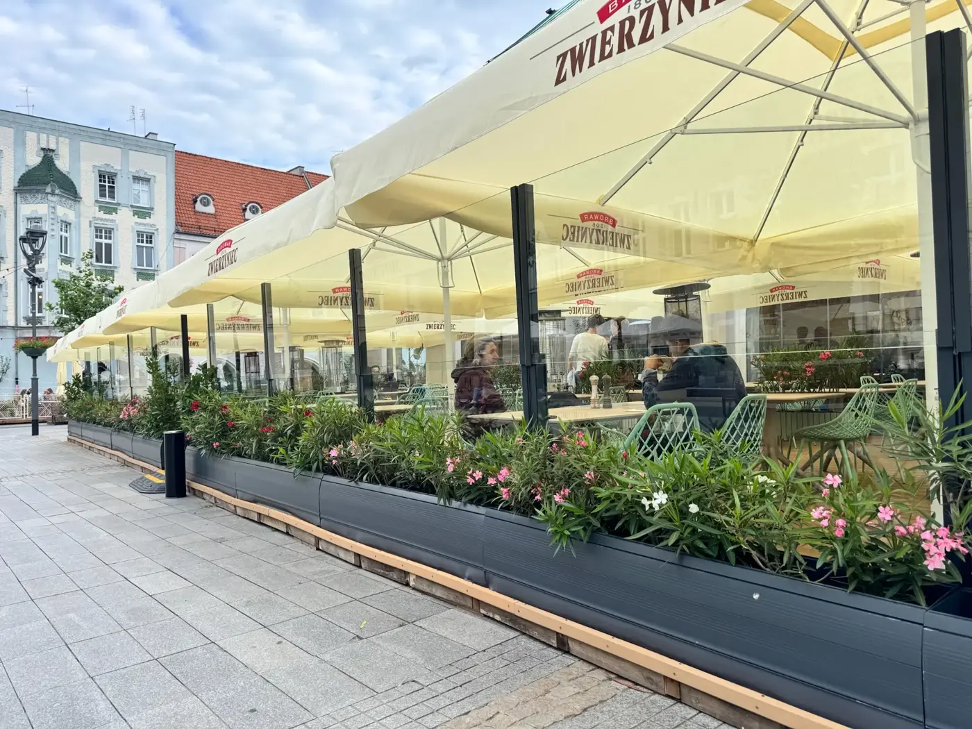 Ogródek restauracji na rynku w Gliwicach, szkło na donicach z oleandrami